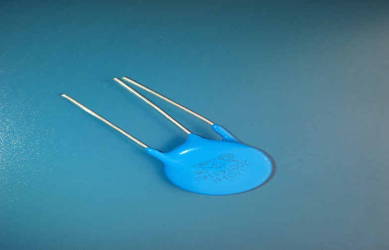 Сгоревший варистор. Термистор 20d-9. metal oxide varistor. ntc варистор. варистор вр-16.